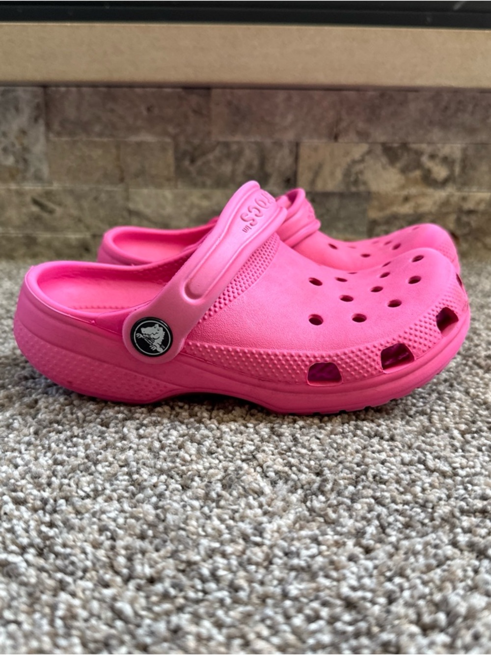 Crocs Little Girls Size J 2 Kids Clog - Hot Pink guc